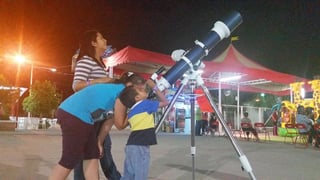 Familias. Pueden disfrutar de observar la luna, Júpiter y Marte, desde el telescopio que el Planetario Torreón colocó en la Feria de Torreón.