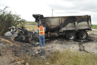 Percance. El camión fue lanzado varios metros y se incendió totalmente.