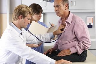 Se recomienda acudir a urgencias en caso de dolor y opresión en el pecho para evitar un infarto. (ARCHIVO)