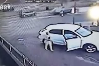 La señora se niega a dejar ir su vehículo y decide bajar a la fuerza al ladrón. (YouTube)