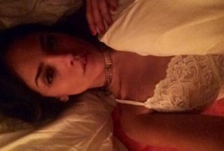La cantante y actriz publicó una foto en su cuenta de Twitter en la que se le ve acostada en su cama antes de dormir. (TWITTER)