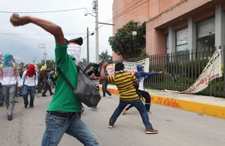 Agresiones. Los presuntos estudiantes encapuchados lanzaron piedras y otros proyectiles en contra del Congreso de Guerrero. 