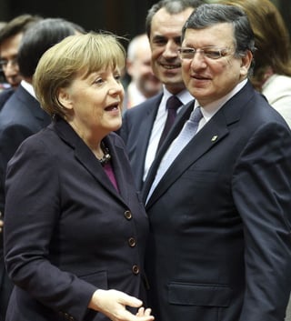 Recesión. En la imagen aparecen Ángela Merkel, canciller alemana, conversando con José Durao, presidente de la CE. (EFE)