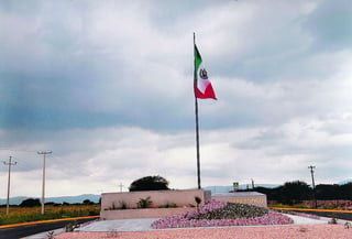 Glorieta, asta bandera y placas, en la carretera de Jerez, a la entrada de Tepetongo, Zacatecas.