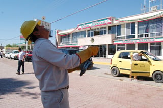 Corte. Los trabajadores  de la CFE  retiraron los prota fusibles para cortar el suministro de energía. (EL SIGLO DE TORREÓN / MARY VÁZQUEZ)
