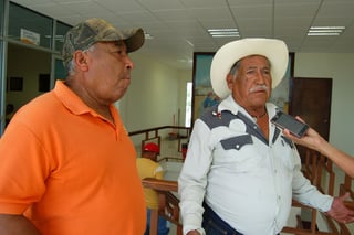 Denuncia. Para denunciar la irregularidad, los ejidatarios acudieron con el alcalde Raúl Onofre, pero no lo encontraron. (EL SIGLO DE TORREÓN)