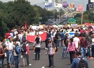 Estudiantes de la Escuela Superior de Ingeniería y Arquitectura caminaron sobre Circuito Interior hacia Río Misisipi y continuarán su marcha hacia Reforma. (Twitter) 
