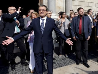 Consulta. Artur Mas (c), y el presidente de ERC, Oriol Junqueras (d), saludan a los manifestantes. (EFE)