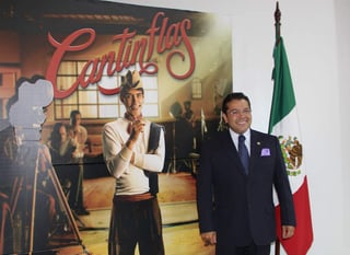 El embajador de México en Colombia, Arnulfo Valdivia, presentó la cinta de Cantinflas en aquel país. (Notimex)