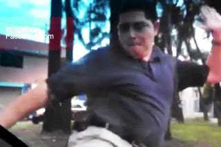 El agresivo individuo arremete con patadas contra el vehículo de la mujer con discapacidad. (YouTube)