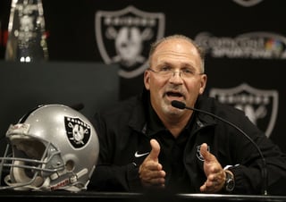 Los directivos de los Raiders de Oakland nombraron a Tony Sparano como entrenador en jefe interino en sustitución de Dennis Allen. Los Raiders nombran a Tony Sparano entrenador interino