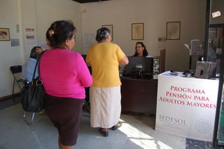 Entrega. Ayer inició la distribución del programa a quienes reciben el apoyo en efectivo. (EL SIGLO DE TORREÓN/ MARY VÁZQUEZ)