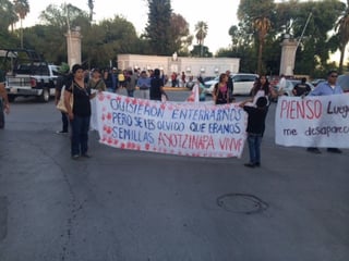Fuerza. Jóvenes de Saltillo y Torreón marcharon en apoyo a normalistas de Guerrero.
