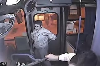 El ladrón queda atrapado en el camión, es golpeado por el chofer, humillado por los pasajeros, arrestado por la policía y sin botín en las manos. (YouTube)
