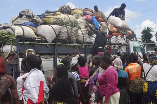 Ayuda. Cientos se acercan a un camión lleno de comida proveniente de un programa de ayuda alimentaria a Sierra Leona, uno de los países afectados por el ébola.