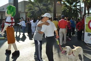 Saludable. Con una caminata y ejercicio, la Secretaría de Salud celebró el Día del Abrazo para la Activación del Adulto. 