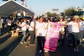 Hacer conciencia. Mujeres marchan por el bulevar Miguel Alemán, como parte de las actividades de la lucha contra el cáncer.