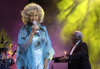 La cantante cubana Celia Cruz afamada por éxitos como 'La vida es un carnaval' y 'La negra tiene tumbao', entre otros, cumpliría este martes 89 años. (ARCHIVO)
