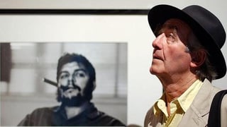Cubrió grandes acontecimientos políticos del siglo XX, y es famoso su retrato del Che Guevara fumando un puro.