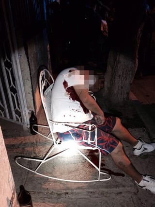 La víctima fue identificada en el lugar de los hechos como José Antonio Herrera Romo, de 35 años de edad, de oficio soldador y su cuerpo quedó sentado en una silla mecedora junto a un envase de cerveza. (El Siglo de Torreón)