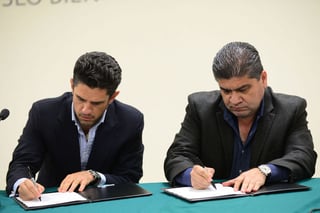Alejandro Irarragorri y Miguel Ángel Riquelme. Firman convenio para prevenir delitos en La Laguna