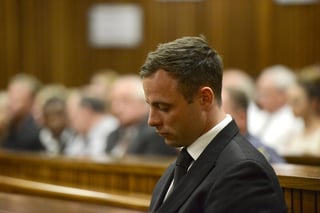 Oscar Pistorius fue condenado a cinco años de cárcel por matar a su novia. (EFE) 
