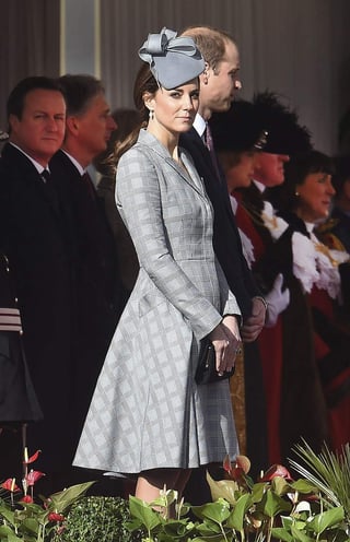 La duquesa portó un vestido gris de Alexander McQueen que dejaba ver levemente su “pancita” de unas 12 semanas de gestación. (EFE)
