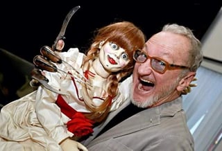 Englund aprovechó su estancia para tomarse una foto con la terrorífica muñeca “Annabelle”, misma que fue posteada en las redes sociales de Warner Pictures. (Twitter)
