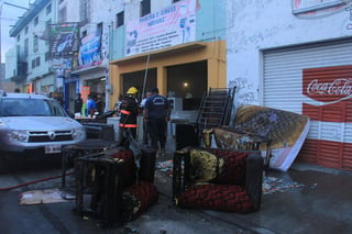 Incendio. Arde mueblería ubicada en calle Ramos Arizpe del sector Alianza.