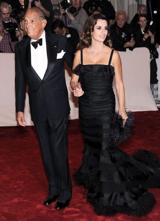 Consentida. En la Gala de los Met de 2011, la actriz Penélope Cruz lució un vestido negro de Óscar de la Renta, quien la acompañó en la alfombra roja.