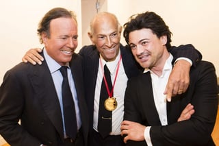 El famoso diseñador dominicano Óscar de la Renta, junto al cantante español Julio Iglesias y el tenor italiano Vittorio Grigolo, después de que De la Renta recibiera por parte del exalcalde de Nueva York, Michael Bloomberg, la medalla de la Excelencia del Carnegie Hall.
