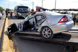 Choque. Accidente entre auto y camión deja una mujer y dos bebés heridos.  