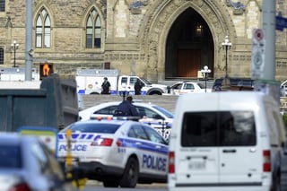 El atacante, cuya identidad se desconoce, recibió varios disparos en el interior del Parlamento de Canadá. (AP)