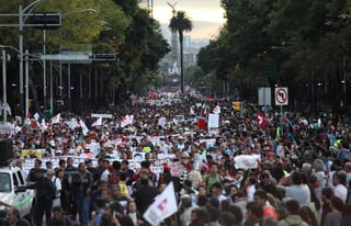 Miles de personas marchan del Ángel de la Independencia al Zócalo capitalino para exigir la aparición de 43 normalistas.(El Universal)