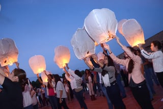 Al término del evento  elevaron 43 globos de cantoya, mientras  los alumnos decían algunos discursos.(El Siglo de Torreón)