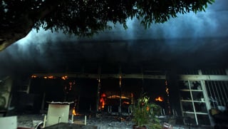Fuego. Aspecto de la alcaldía de Iguala consumida por las llamas provocadas.
