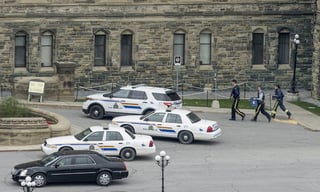 Palamento. Miembros de la policía en Canadá corren para resguardar el lugar donde se realizó el atentado que dejó dos muertos.