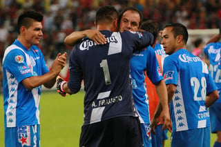 Cuauhtémoc Blanco felicita al portero Frausto por su actuación. Puebla derrota en penales al Atlas