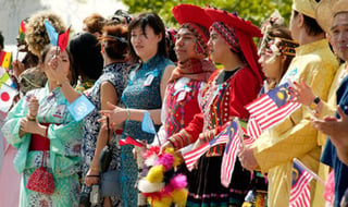 Miembros del personal vestidos con sus trajes nacionales celebran el Día de la ONU. (NACIONES UNIDAS)