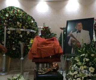 Con su trompeta y saco, Sarabia fue despedido entre música y flores en la funeraria 'Eternus' en Mazatlán. (Twitter)