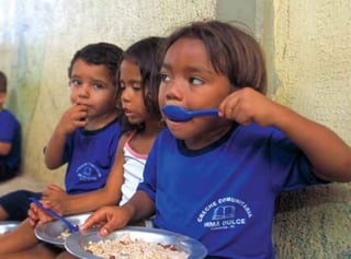 Crisis. Miles de niños aún viven malnutridos en el país, reconocen autoridades. (ARCHIVO)