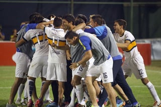 Jugadores de Boca Juniors de Argentina celebran su triunfo. Boca logra pase a las semifinales