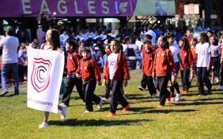 El desfile de las delegaciones representativas de los distintos colegios fue vistoso en la inauguración ayer. Inicia Copa Libertad en Colegio Inglés