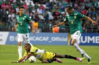 El jugador del León de México Derley de Jesús (d) y José María Cárdenas (i) disputan el balón con Nicolás Muñoz (c) del San Isidro Metapán. 