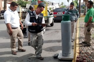 Operativo. Revisa Profeco Durango, tanques de empresas surtidoras de gas para corroborar que estén bien pesados. (EL SIGLO DE TORREÓN)