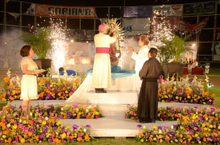 Por la paz. Año con año, el Colegio Miguel Ángel y la Diócesis de Torreón realizan el Rosario Viviente Misionero.