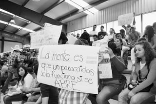 Rechazo. Críticas, abucheos y rechiflas, les llueven a los candidatos a la rectoría de la Narro en su presentación en Torreón.