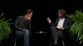 De broma. El actor Brad Pitt escupió un chicle a Zach Galifianakis durante una entrevista que daba para un programa.