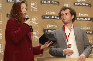 Premio. Daniela Michel, directora del FICM, y el realizador Jonás Cuarón, mientras este último recibe su galardón en el encuentro.