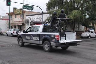 Aprehensión. Agentes de la Policía Mixta de Gómez Palacio, detuvieron a dos individuos en apoyo a un agente de Tránsito.